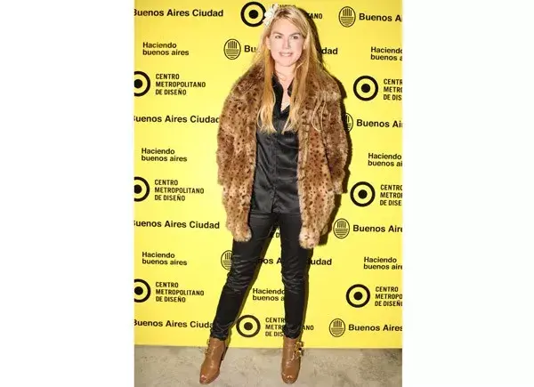 Simple pero trendy, Esmeralda Mitre eligió un chupín y camisa de seda con tapado animal print para la inauguración del Centro Metropolitano de Diseño