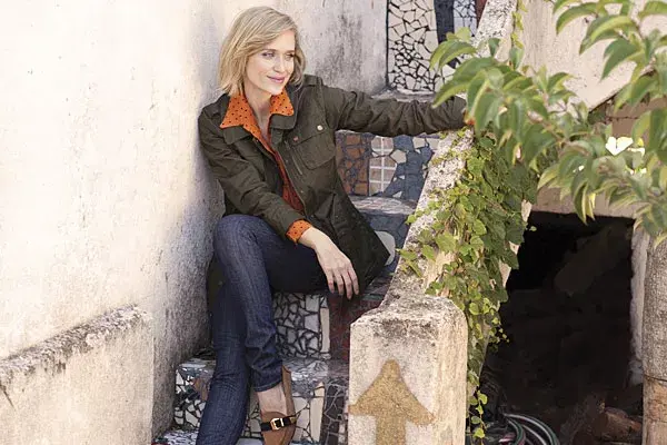 Jean elastizado (Herencia Argentina, $462), camisa de corazones (Complot, $290), campera estilo militar (Kevingston, $680),  cinturón doble (Chocolate, $250), mocasines con hebilla (Natacha, $222).