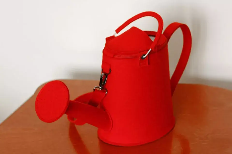 ¿Qué te parece esta mochila con forma de regadera? ¡Muy original!