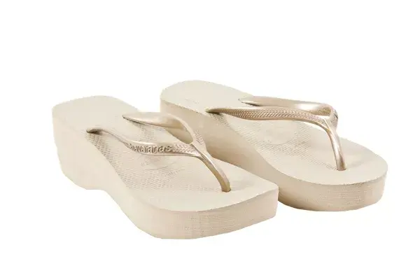 OJOTAS CON PLATAFORMAS 
(HAVAIANAS, $379).