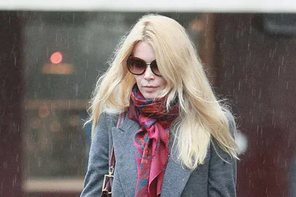 La lluvia arruina el pelo de Claudia Schiffer, que siempre está impecable