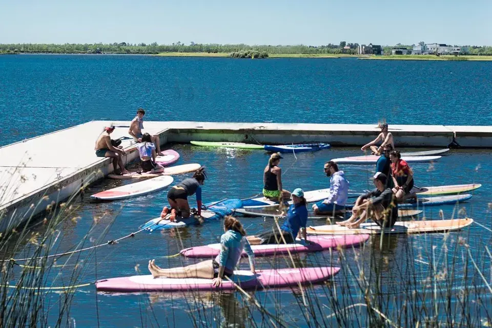 Una clase de Sup Yoga en todo su esplendor