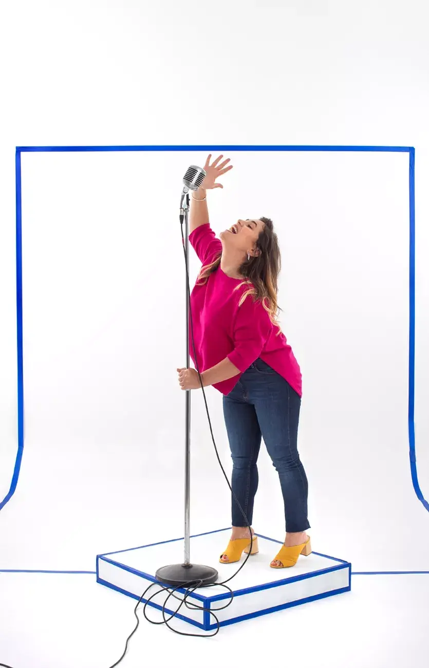  Aros (Pandora, $12.350), pulsera (Pandora, $7410), suéter de algodón (Etiqueta Negra $3950), jean chupín (Paula Cahen D’anvers $2250), sandalias (Prüne, $3990). 