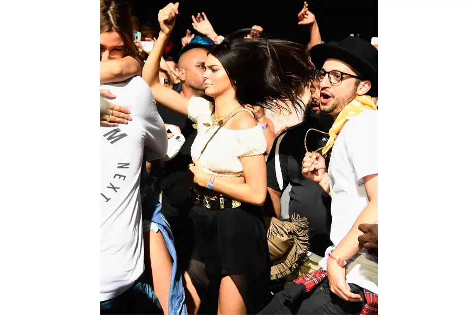 La chica del momento no podía faltar: Kendall Jenner se bailó todo con este look con transparencias y hombros al descubierto