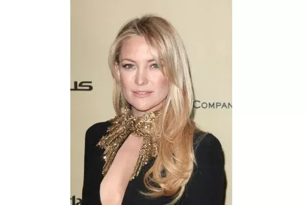 En la actualidad, deja de lado un poco los recogidos para lucir el pelo suelto, hacia un costado con un poco de movimiento en las puntas