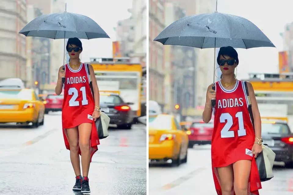 Rihanna con un camiseta de basket y una capa en el mismo color. Para estos días, la cantante prefiere zapatillas bien cómodas y de cuero