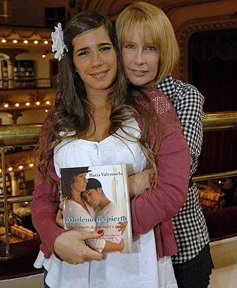 María Valenzuela junto a su hija Malena presentaron el libro Malena despierta en El Ateneo Grand Splendid.