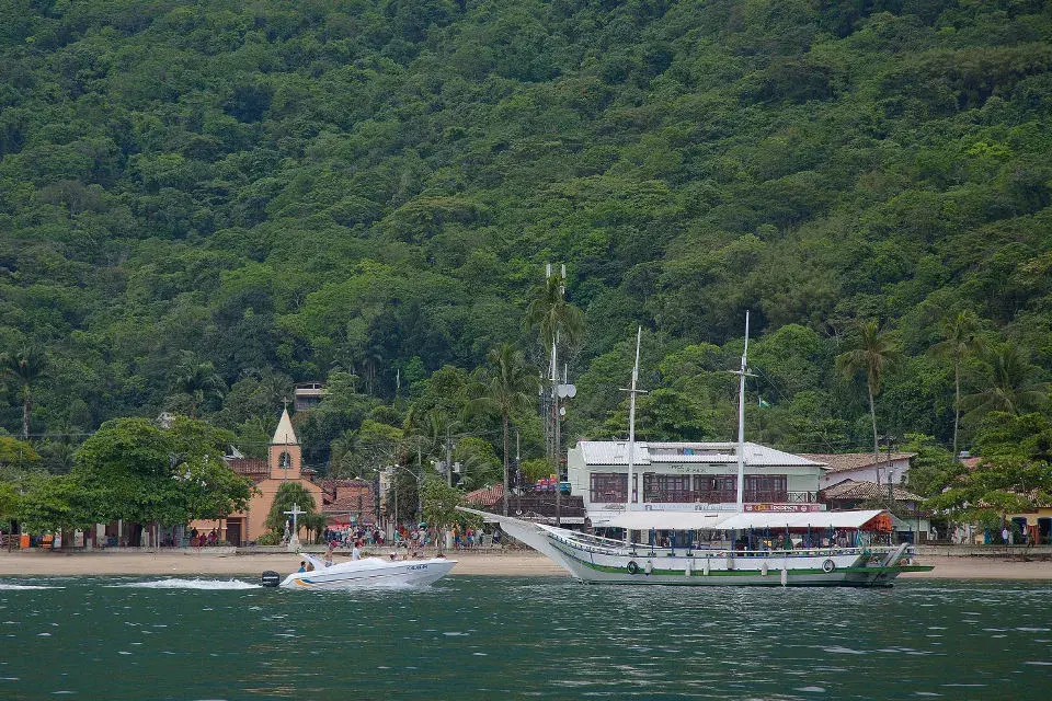 El agua, viejas construcciones y la mata atlántica, algunos pilares de los paisajes en Isla Grande