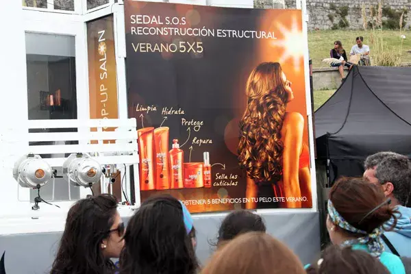 El desfile se realizó en una peluquería móvil, en Playa Grande