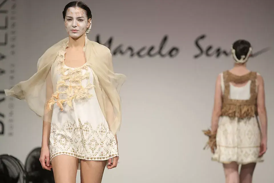 Senra: líneas depuradas, envolventes; mezcla de texturas