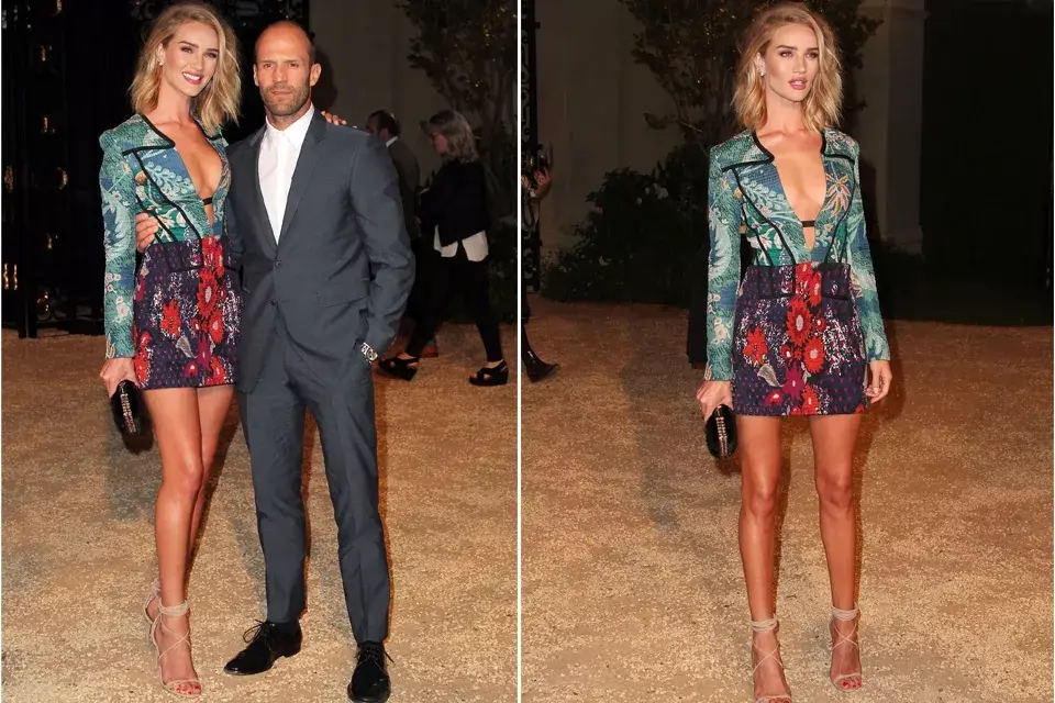 Rosie Huntington-Whiteley y Jason Statham fueron al evento de the Burberry en Los Angeles. A Rosie se la vio despampanante con ese minivestido con mix de estampas y escote profundísimo