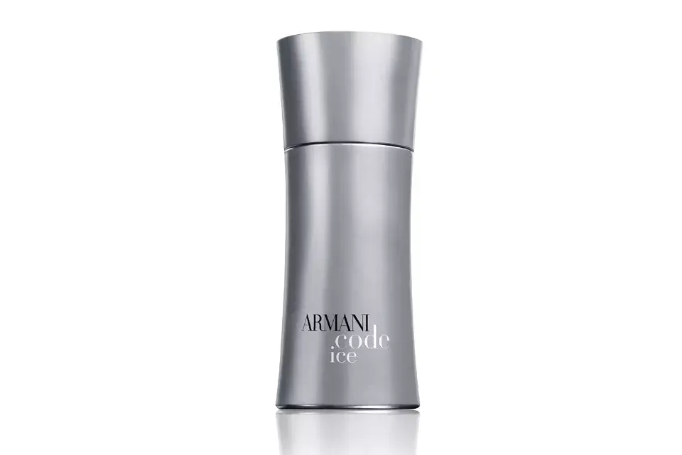 Un perfume que remite a la elegancia, la modernidad, el refinamiento y la simplicidad. Esta fragancia oriental y evocadora del cuero cautiva los sentidos con inesperados matices. (Code Ice de Armani, $1270 x 125 ml)