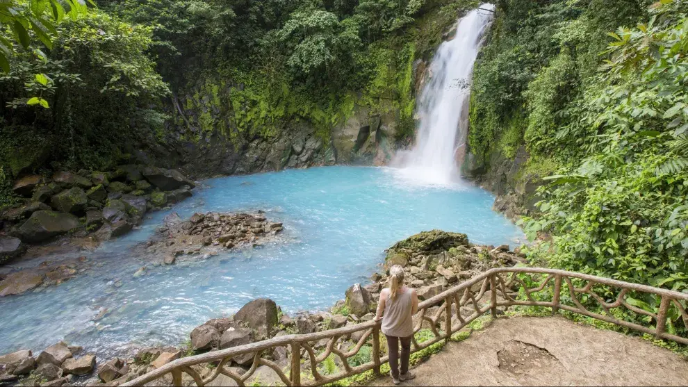 Cascada del río Celeste, en el Parque Nacional Volcán Tenorio