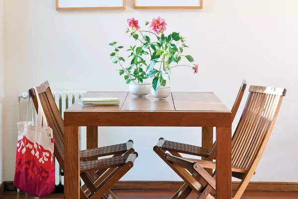 La elección de muebles (¡de jardín!) crea un comedor versátil