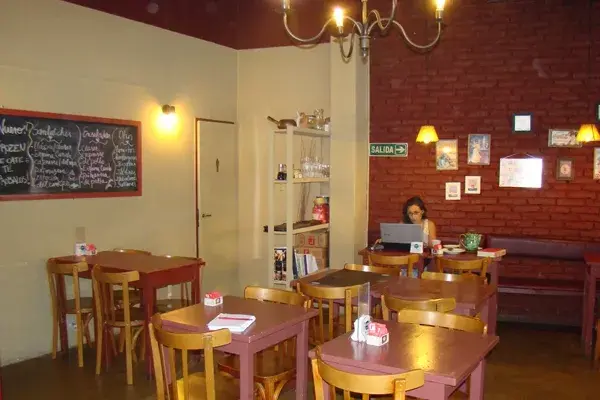 Pastelería casera en un rincón arbolado de Punta Chica