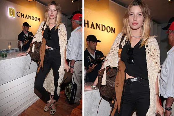 Con un look sobrio pero canchero, en negro y beige, Chloe Bello posó en la barra del Chandon Bar en el Abierto de Polo