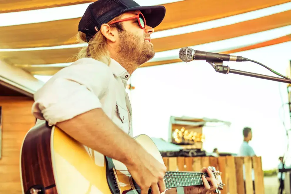 Benjamín Amadeo le puso música al Corona Sunset con una camisa clásica, gorra y unos anteojos rojos muy cancheros