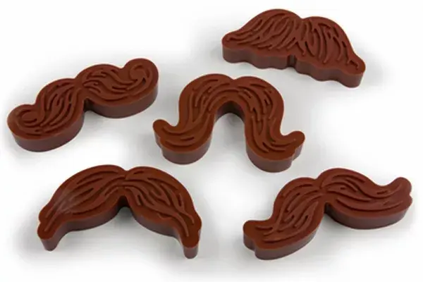 Las galletitas con forma de bigote son muy originales y divertidas para los chicos