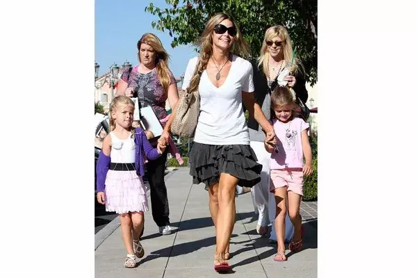 Denise Richards disfruta de una caminata con sus hijas Sam y Lola