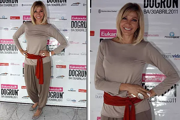 Súper cómoda, Catherine Fulop eligió vestirse con babuchas y remera de modal en colores neutros que destacó con una faja colorada