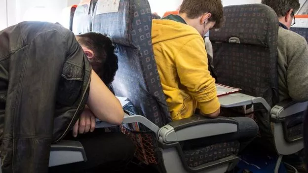 Con unos dispositivos sencillos se puede evitar que la persona que va adelante recline su asiento. ¿Pero es lo más educado?