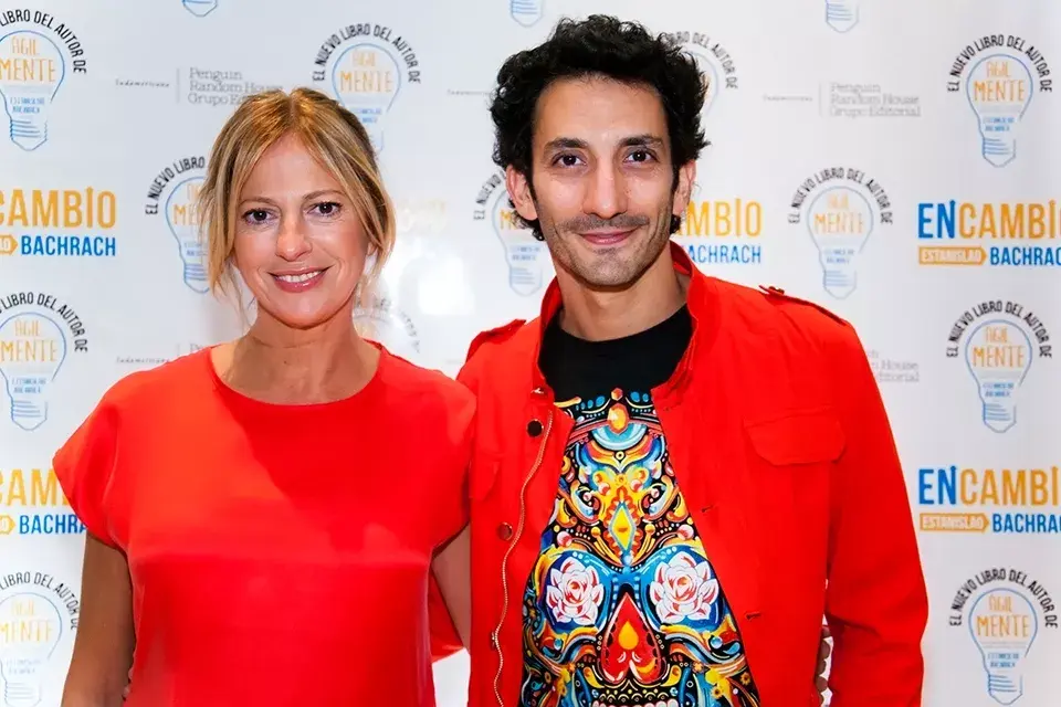 Claudia Fontán y Juan Minujín asistieron al lanzamiento del libro En Cambio, de Estanislao Bachrach. Los dos eligieron el rojo como color protagonista de sus outfits