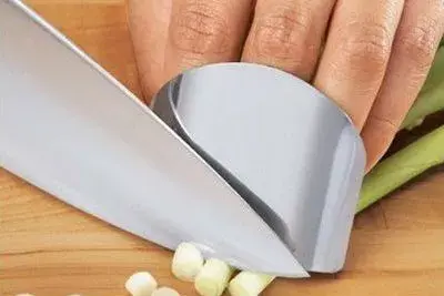 Este cuchillo es ideal para quienes temen lastimarse los dedos cuando cortan