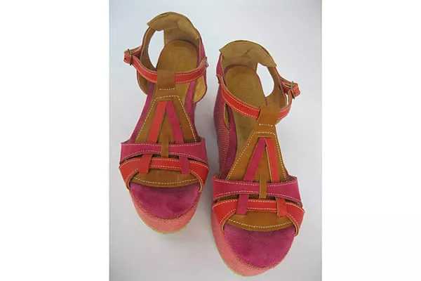 Sandalias en cuero, en distintos tonos de rosa
