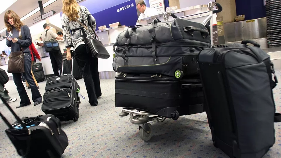 El viajero cargado pero organizado superará con mayor rapidez las largas filas en los aeropuertos