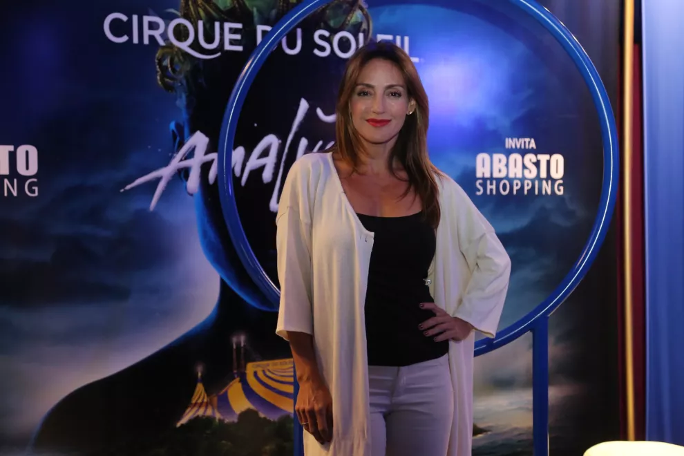 Eleonora Wexler, con un sencillo conjunto de remera negra, jean y camisola blanca en el estreno del show Amaluna del Cirque du Soleil 