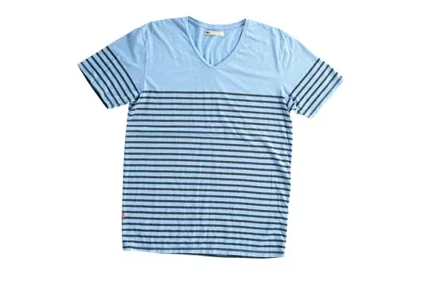 Remera celeste con rayas azules (Levi´s, $289)