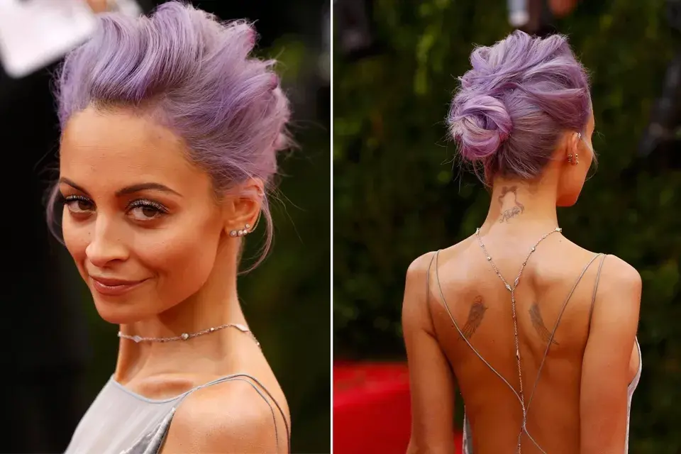 Nicole Richie, otra que apostó por el pelo violeta, con un rodete flojo