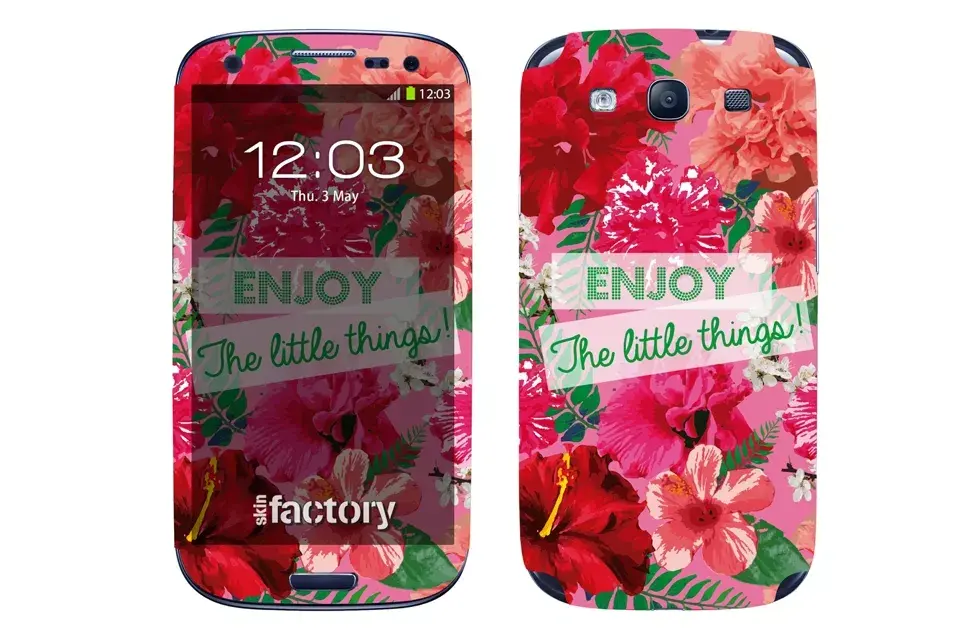 Skin para el celular lleno de flores (Skin factory, $100)