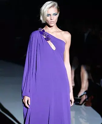 Una túnica larga al estilo griego pero... violeta.