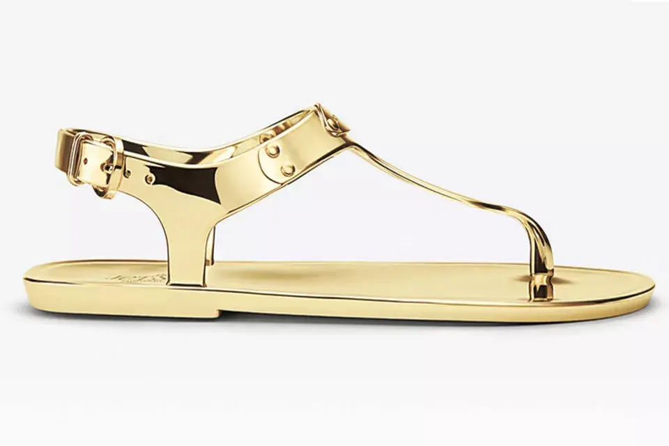 Otra opción, sandalia plana en dorado, ideal para un look veraniego bien elegante