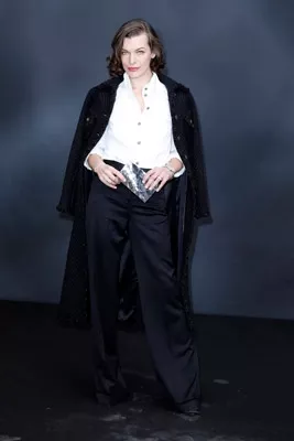 Milla Jovovich también de blanco y negro pero con un sobre plateado. ¿Te gusta su look?