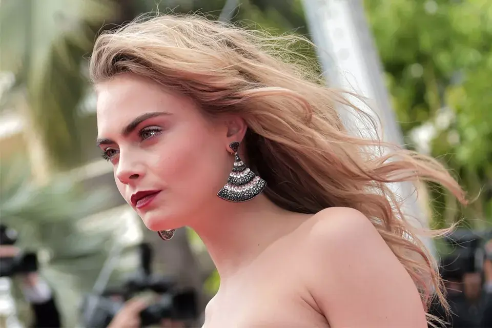 Cara Delevigne, con ondas al viento. ¡Una diosa!