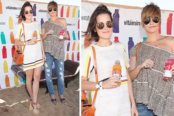Look bien canchero para madre e hija. Araceli González,con jean gastado y top con un hombro caído, y Flor Torrente, con vestido en color crudo y rayas, también estuvieron en el evento de Géau Vitaminwater. ¿Qué estilo preferís?