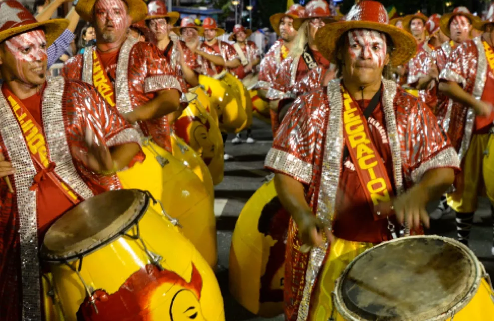 El candombe es un ritmo presente en los carnavales de Montevideo