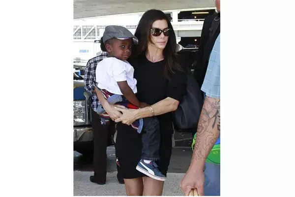 Louis Bardo Bullock, también ocupa un lugar en la lista de los niños con más estilo de Hollywood. Es el hijo adoptivo de Sandra Bullock, amado por los Paparazzi por sus outfit tan originales