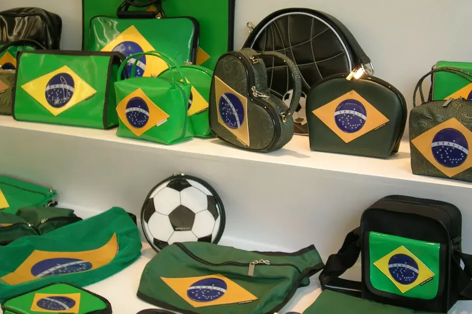 Productos realizados en cuero ecológico y tienen motivos típicos del paisaje carioca