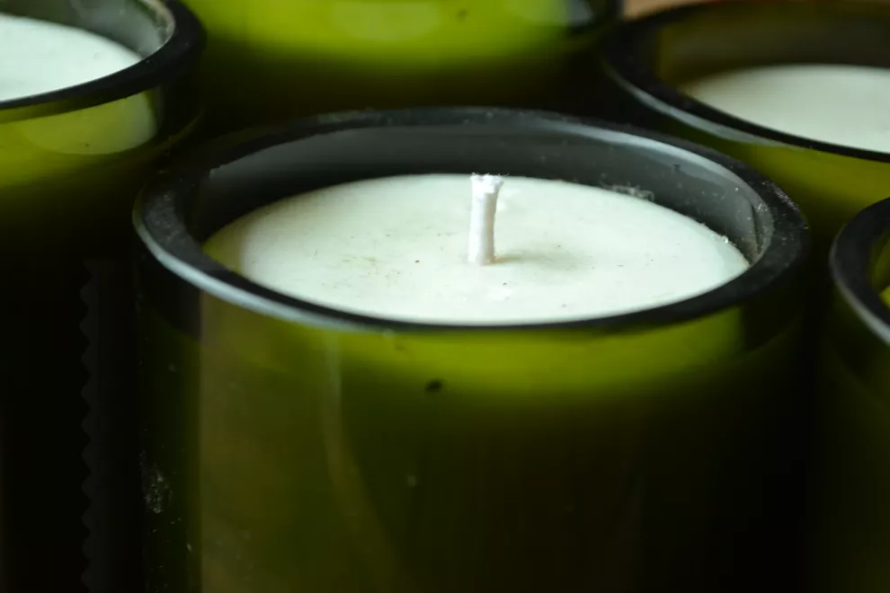 Cada vela natural debe ser llevada en un vaso contendedor y, para eso, también reutilizan los envases de vidrio