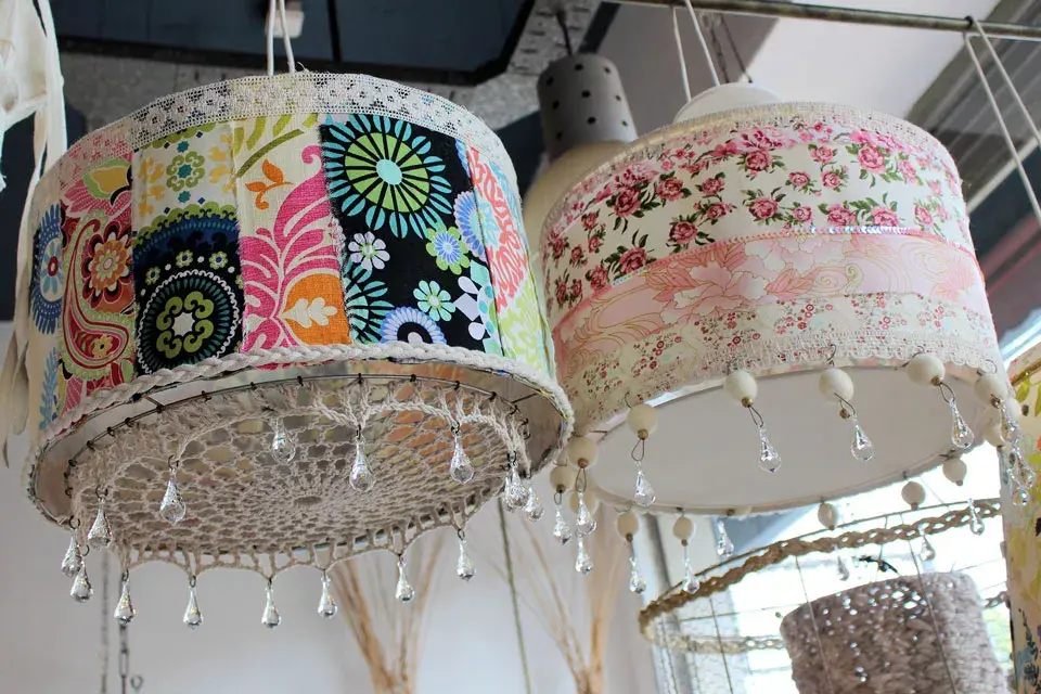 Lámparas con género estampado (Morfeo Deco, $ 1.500)