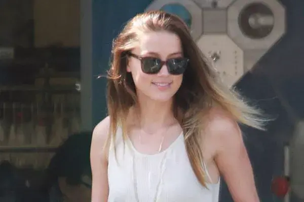Amber Heard, con el pelo suelto, bien natural. ¿Te gusta cómo le queda hacia el costado?