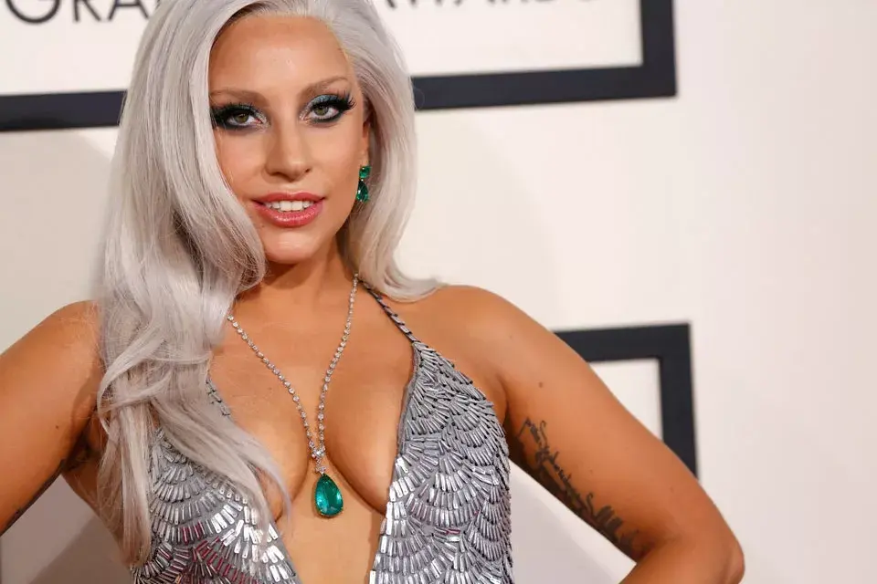 Lady Gaga completó su look con pelo suelto en color ¿blanco? y un collar con una espectacular esmeralda de Lorraine Schwartz