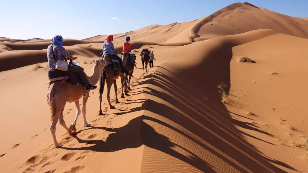 Un corto paseo en camello, parte fundamental de la "experiencia Sahara"