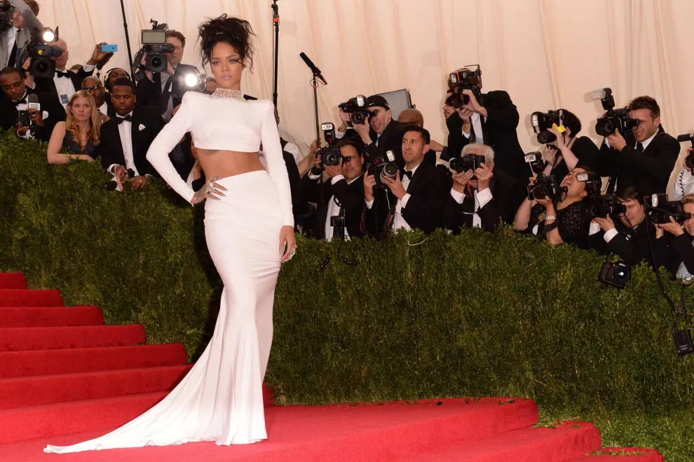 Total white y crop top, los elegidos por Rihanna para la alfombra roja.