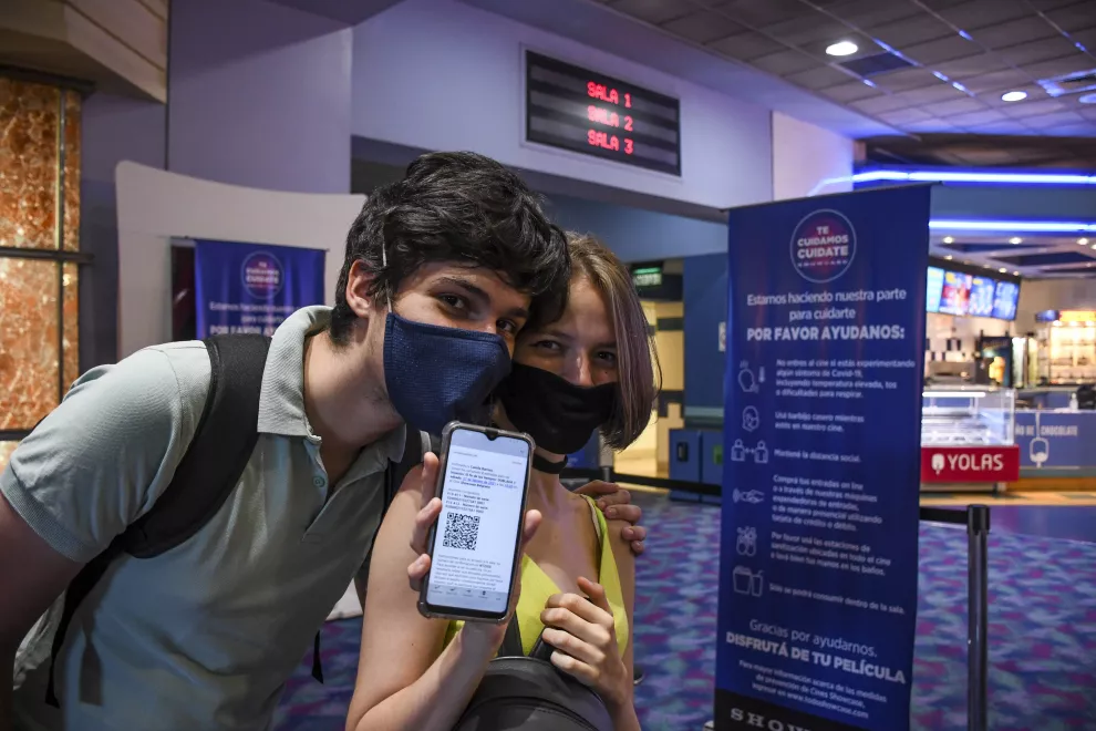 Camila y Felipe, entusiasmados por volver al cine luego de los cierres por la pandemia.