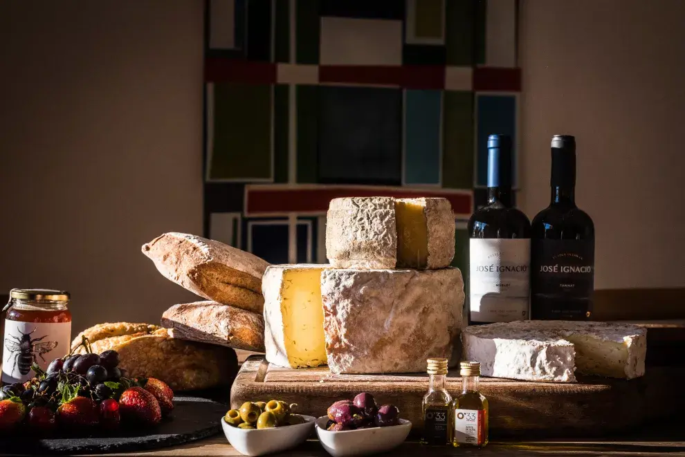 El ambiente en Ocio Wine es casero y familiar; podés probar Caviar Oscietra de Uruguay, quesos naturales, olivas de olivares cercanos, pan de masa madre, embutidos locales, entre otros