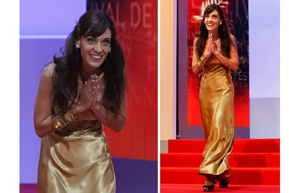 La argentina Martina Gusmán también se destacó en la alfombra roja de Cannes, en este caso, con un vestido dorado de seda y brazalete al tono